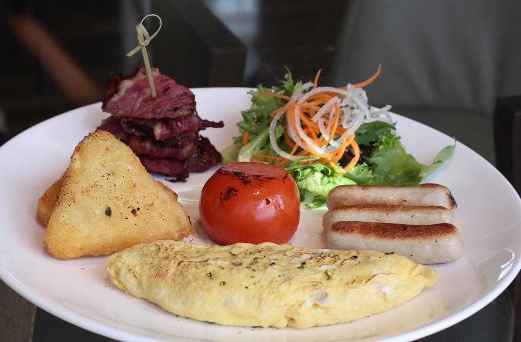 Gtower Hotel كوالالمبور المظهر الخارجي الصورة An omelette with bacon, salad and bread